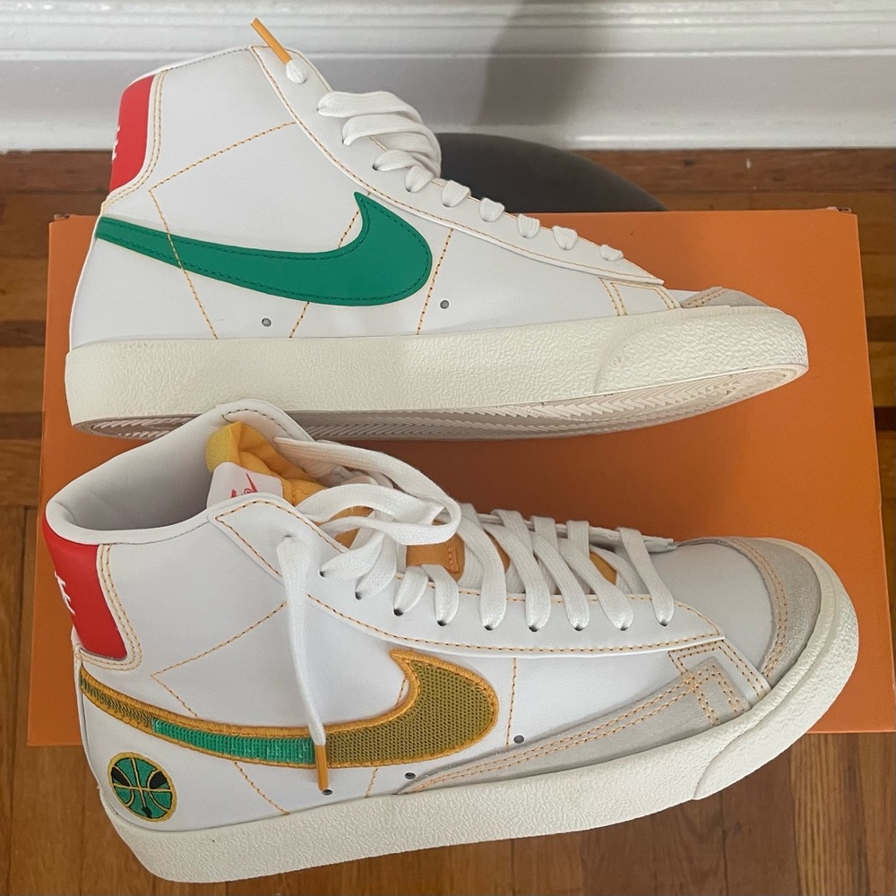 Blazer Mid ‘77 VNTG
White/University Gold
6.5M/8W